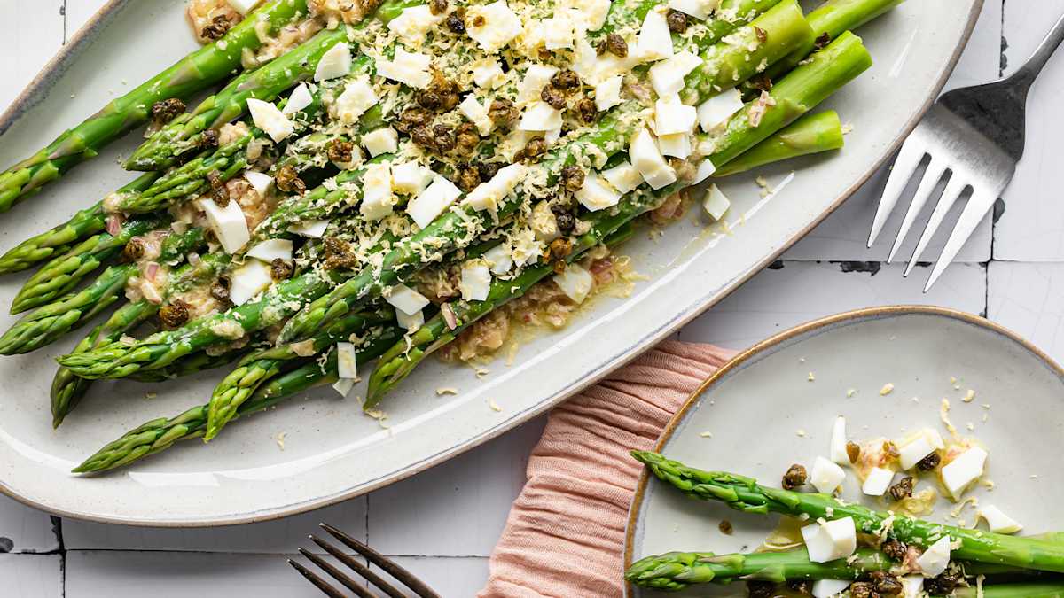 Asparagus Mimosa with Fried Capers Photo