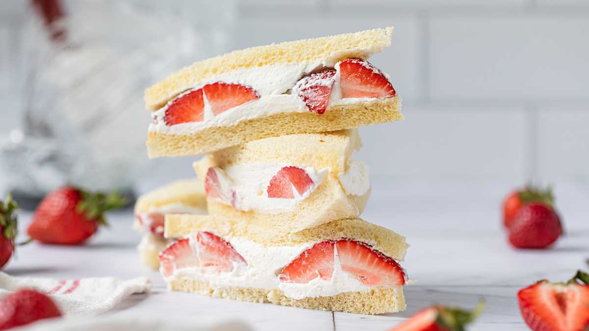 Strawberry Sando (Strawberry Sandwich)