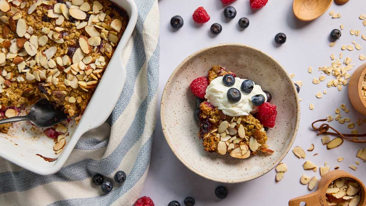 Baked Oatmeal with Blueberry and Almond