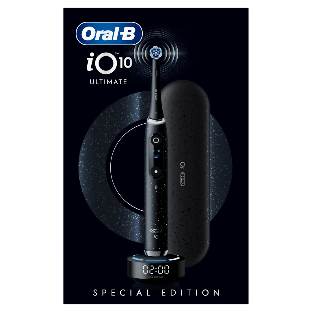 Oral-B iO 10 Ultimate en édition spéciale présentée avec son étui de voyage et son chargeur.