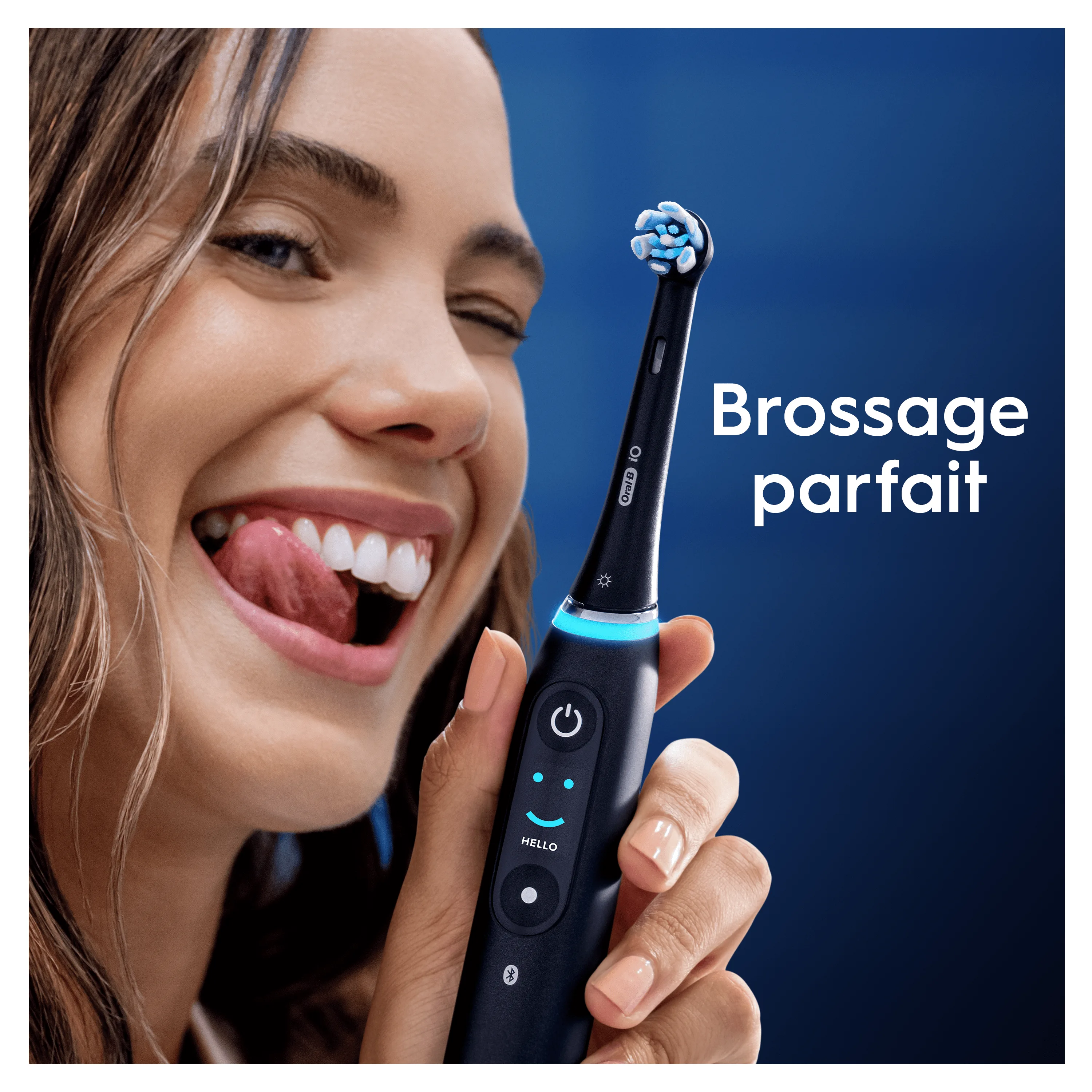 Une femme souriante montre des dents propres et brillantes après avoir utilisé la brosse à dents Oral-B iO pour un brossage parfait.