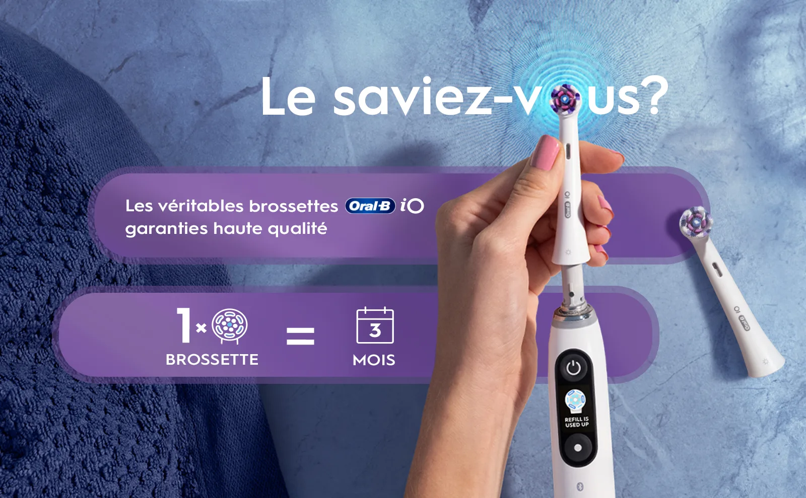 La main tient la brossette Oral-B iO qui dure 3 mois, ce qui revient à moins de 4 € par mois.
