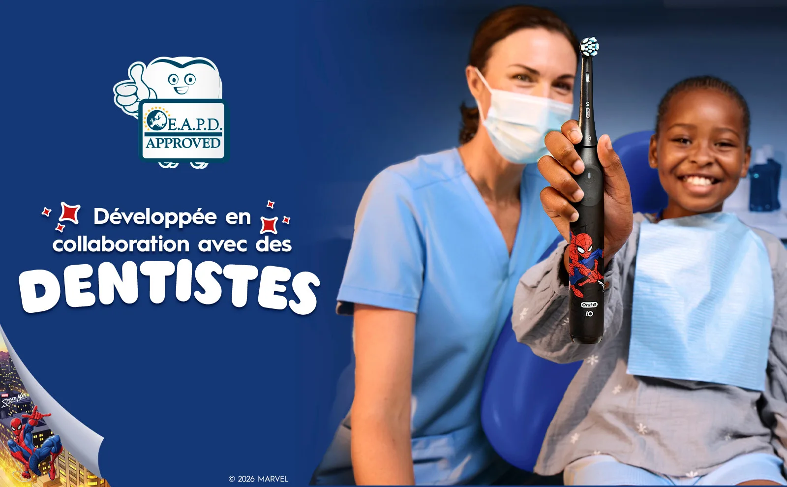 résence du logo EAPD. Image de Spiderman et d’un enfant souriant assis sur une chaise de dentiste utilisant iO Kids 6+ à côté d’un dentiste.