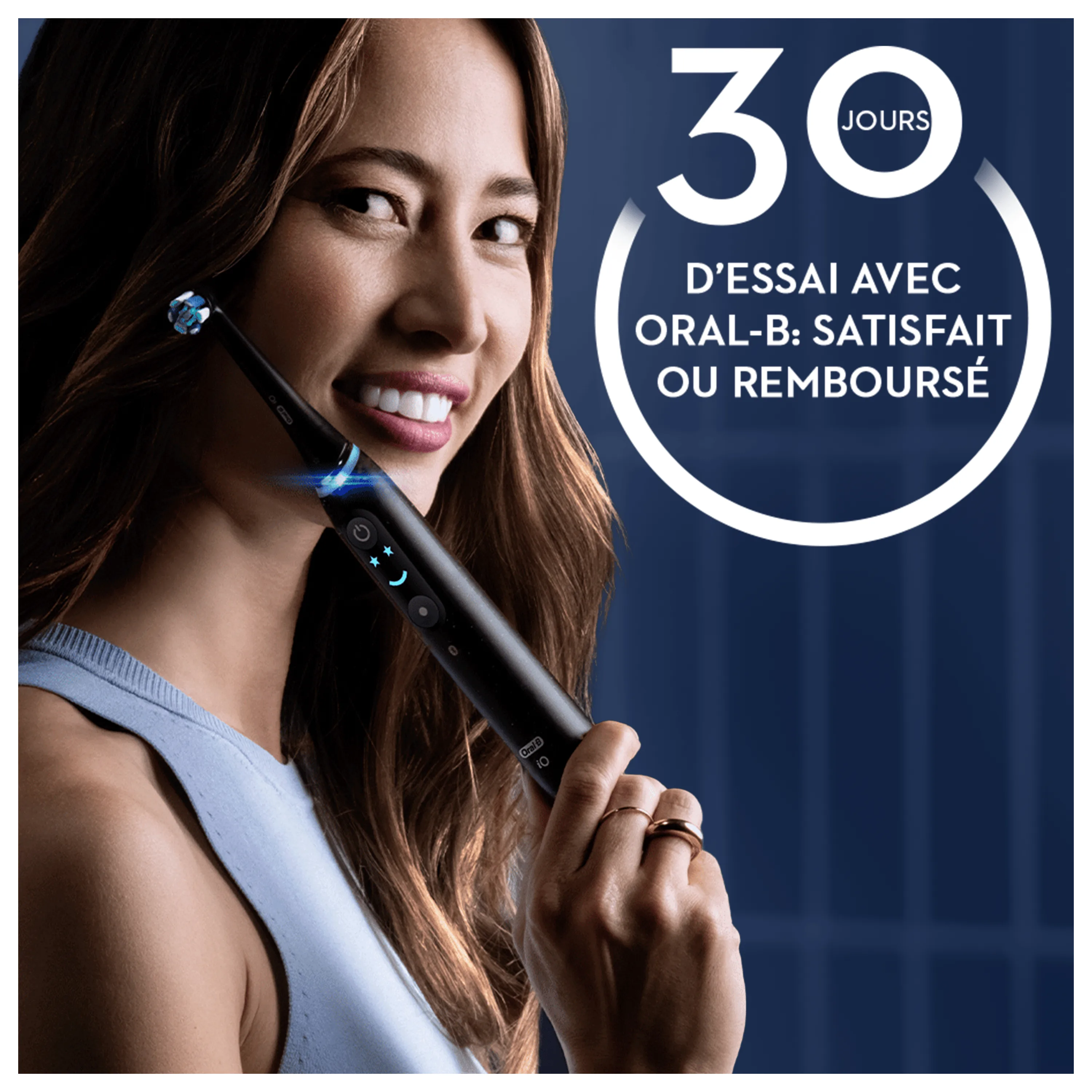 Sourire éclatant d'une femme tenant une brosse à dents Oral-B iO, mise en avant de l'offre "30 jours d'essai : satisfait ou remboursé".