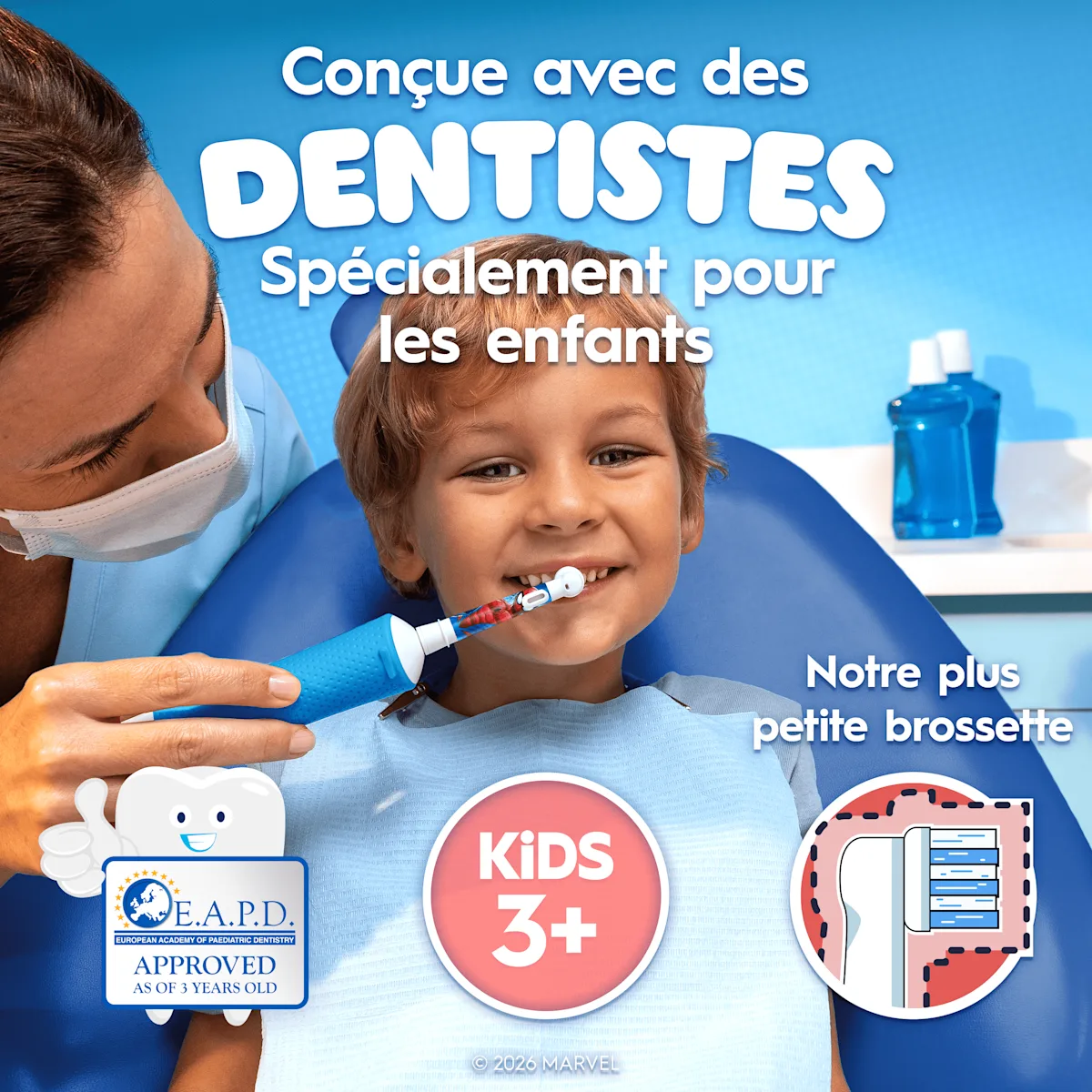 Enfant dans une chaise de dentiste tandis que ce dernier lui brosse les dents. Accrédité EAPD.