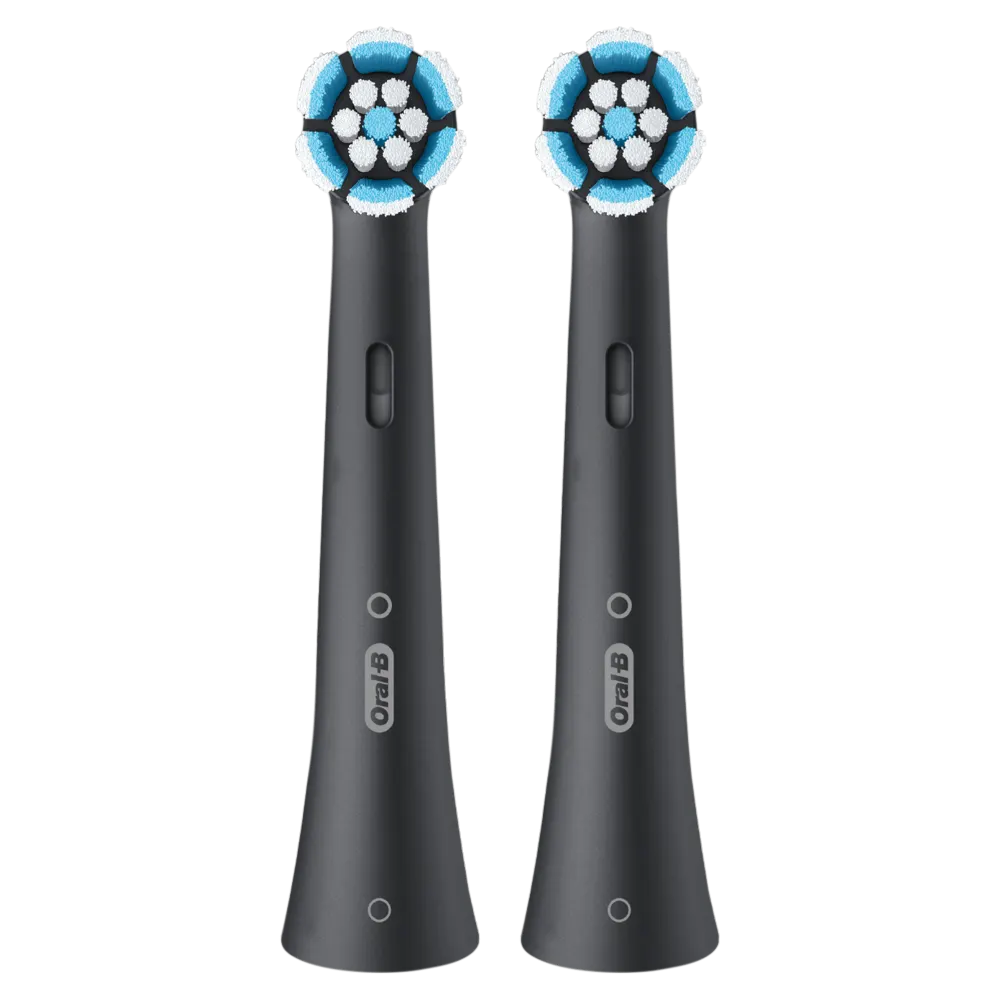 Oral-B iO 10 brosse à dents noire, station de charge iO sense et étui de voyage.