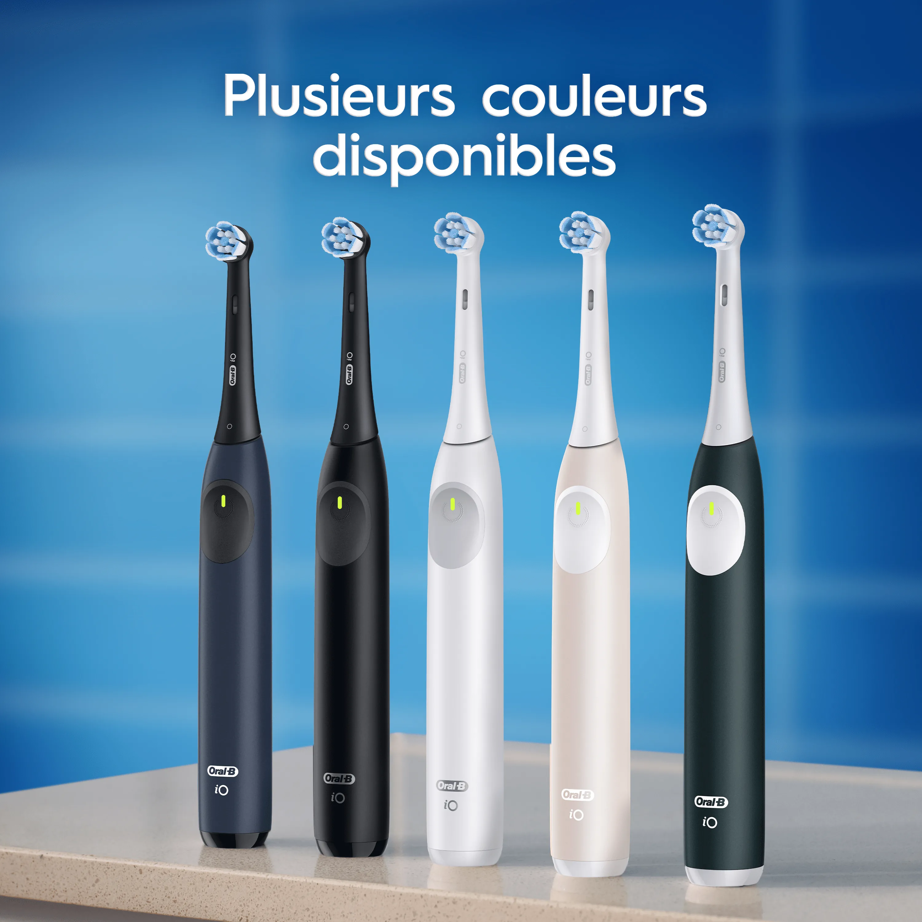 Image présentant plusieurs options de couleurs de la brosse à dents Oral-B iO dont le bleu marine, le noir, le blanc, le champagne et le vert foncé.