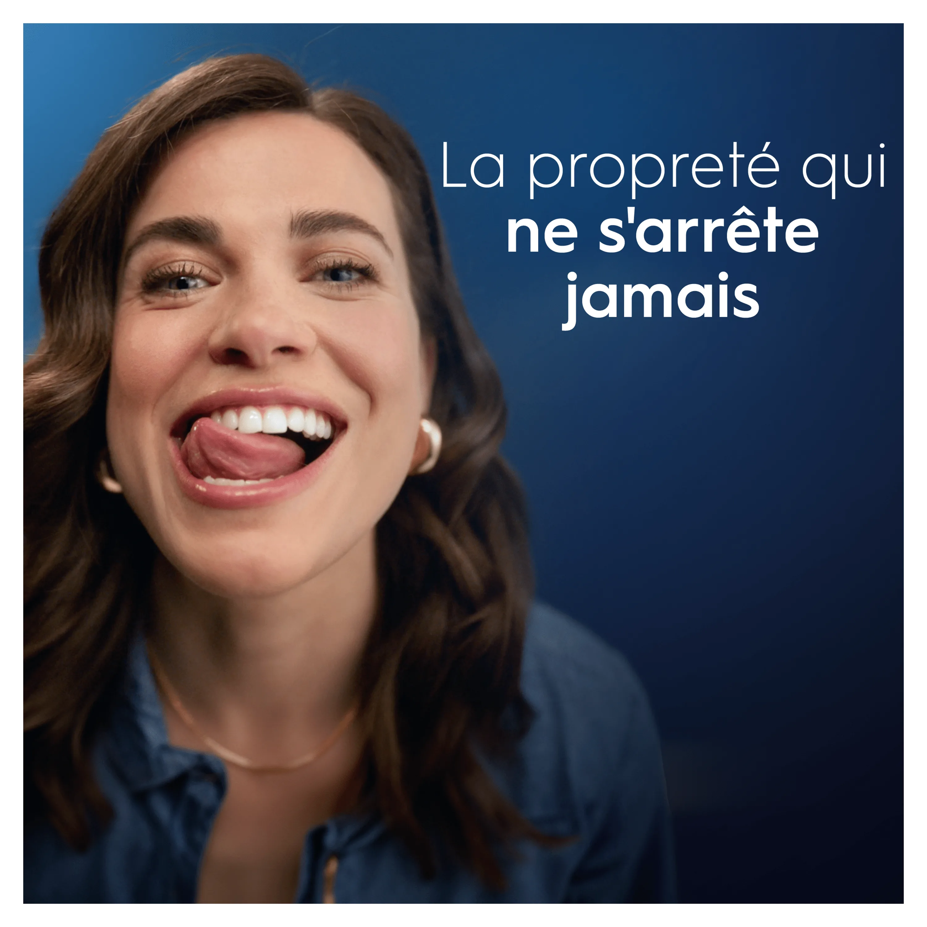 Une femme souriante tire la langue pour montrer la propreté de ses dents, avec le texte "La propreté qui ne s'arrête jamais".