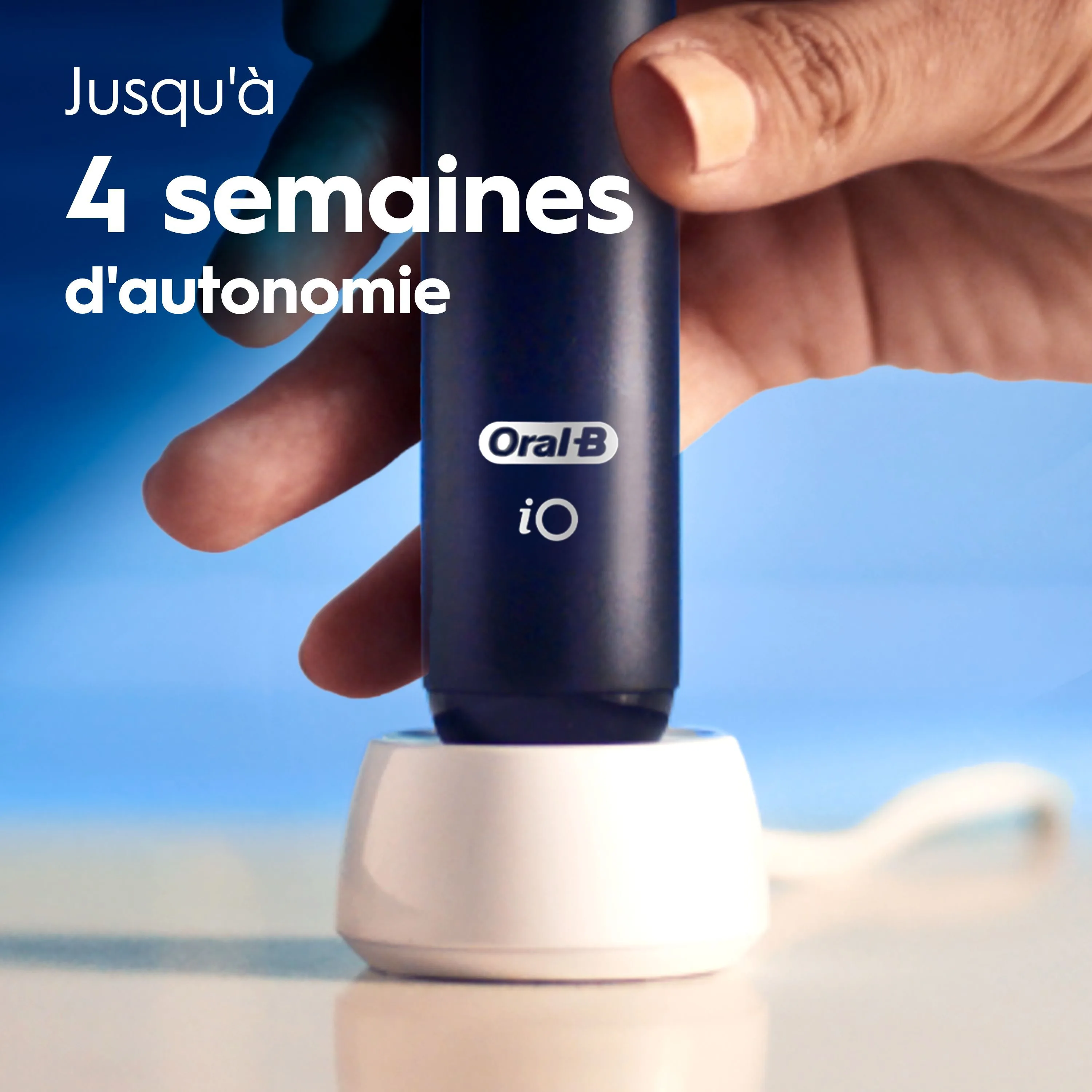 Brosse à dents Oral-B iO, mettant en avant 4 semaines d’autonomie.