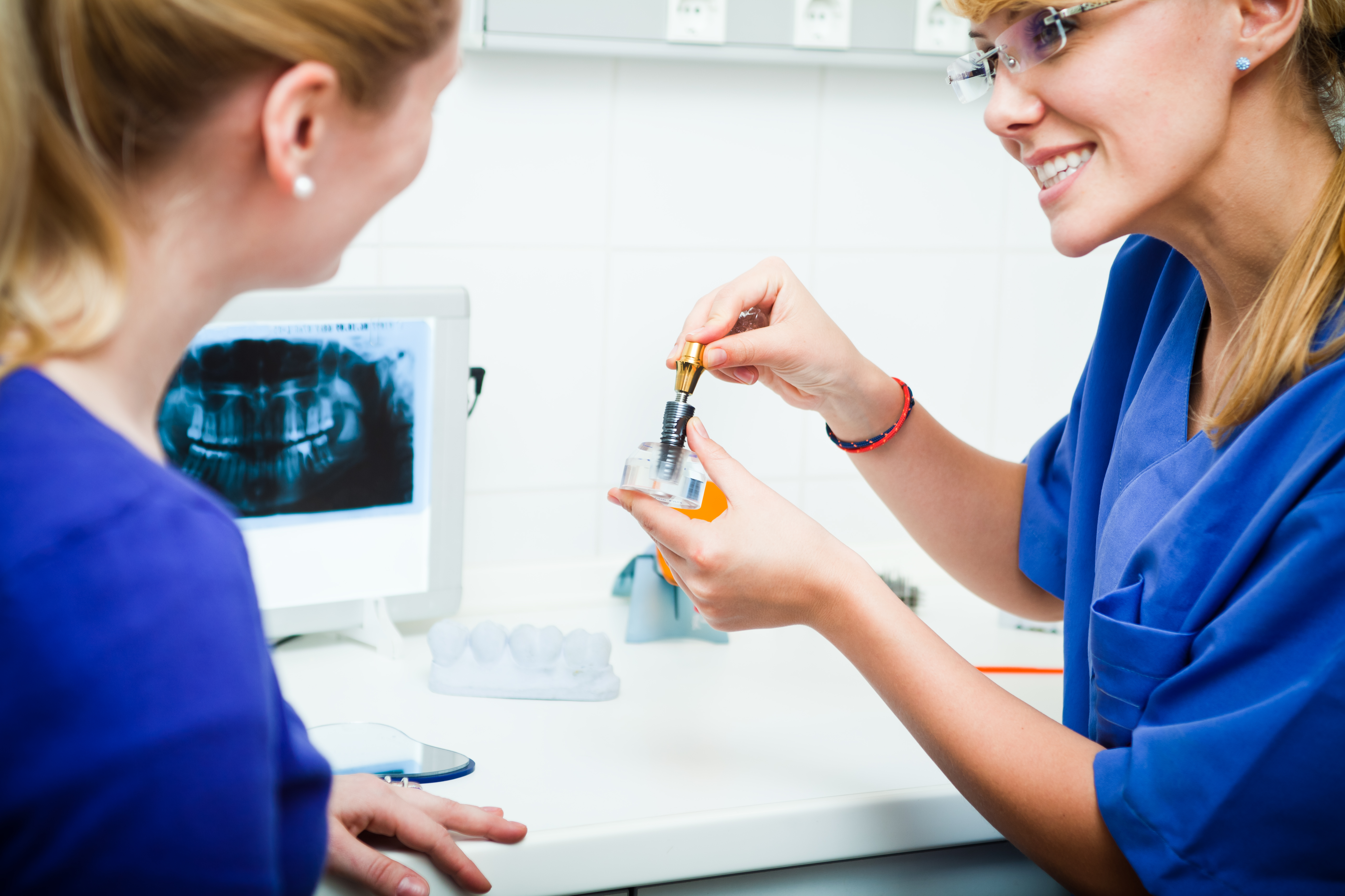 Intervention pour pose d'implant dentaire : procédure, préparation et soins postopératoires article link