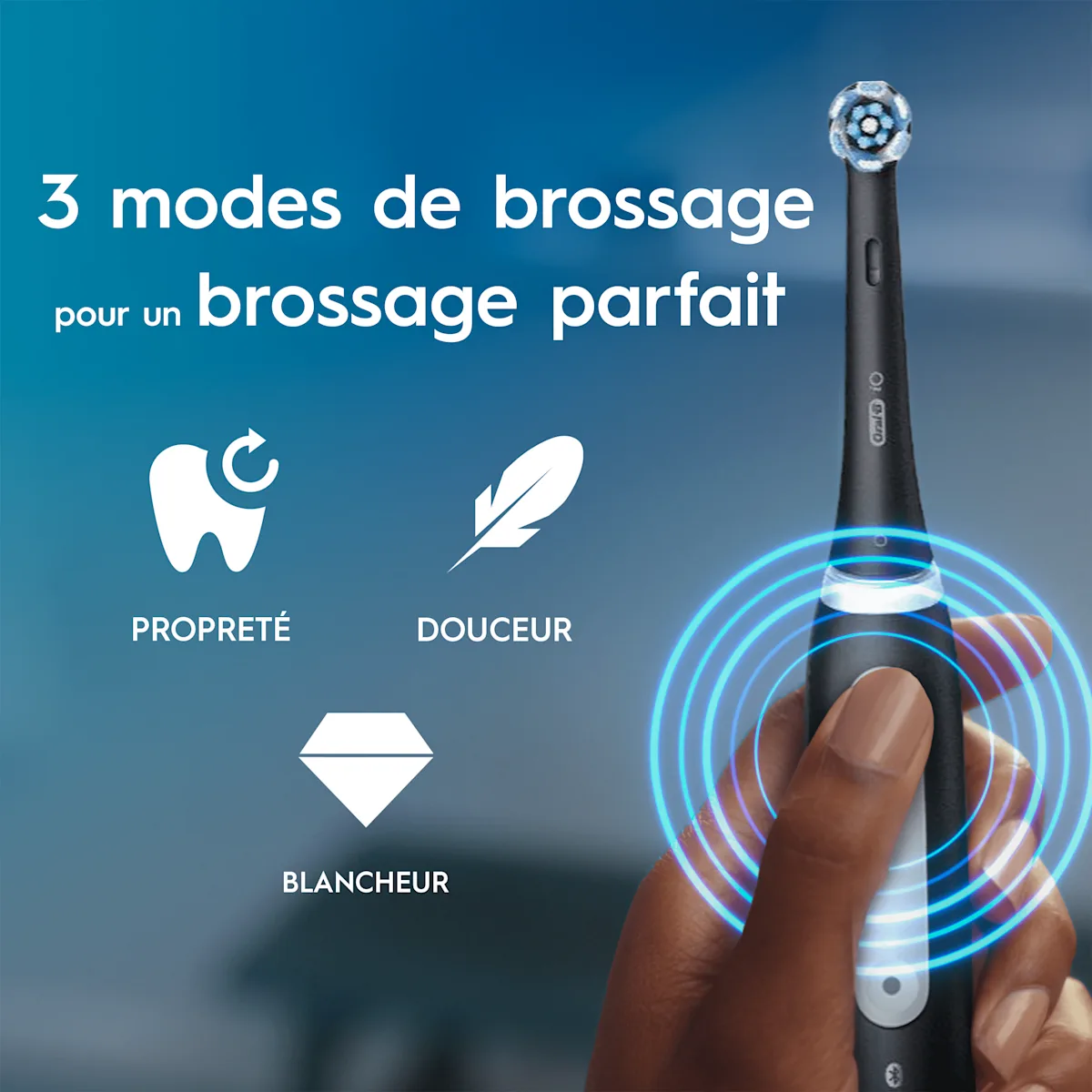 Gros plan sur une brosse à dents Oral-B iO montrant les caractéristiques, incluant 3 modes de brossage pour un brossage parfait : Propreté, Douceur et Blancheur.