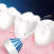 L’hydropulseur Oxyjet de Oral-B nettoie en douceur les espaces interdentaires et les gencives afin d’éliminer les résidus alimentaires.