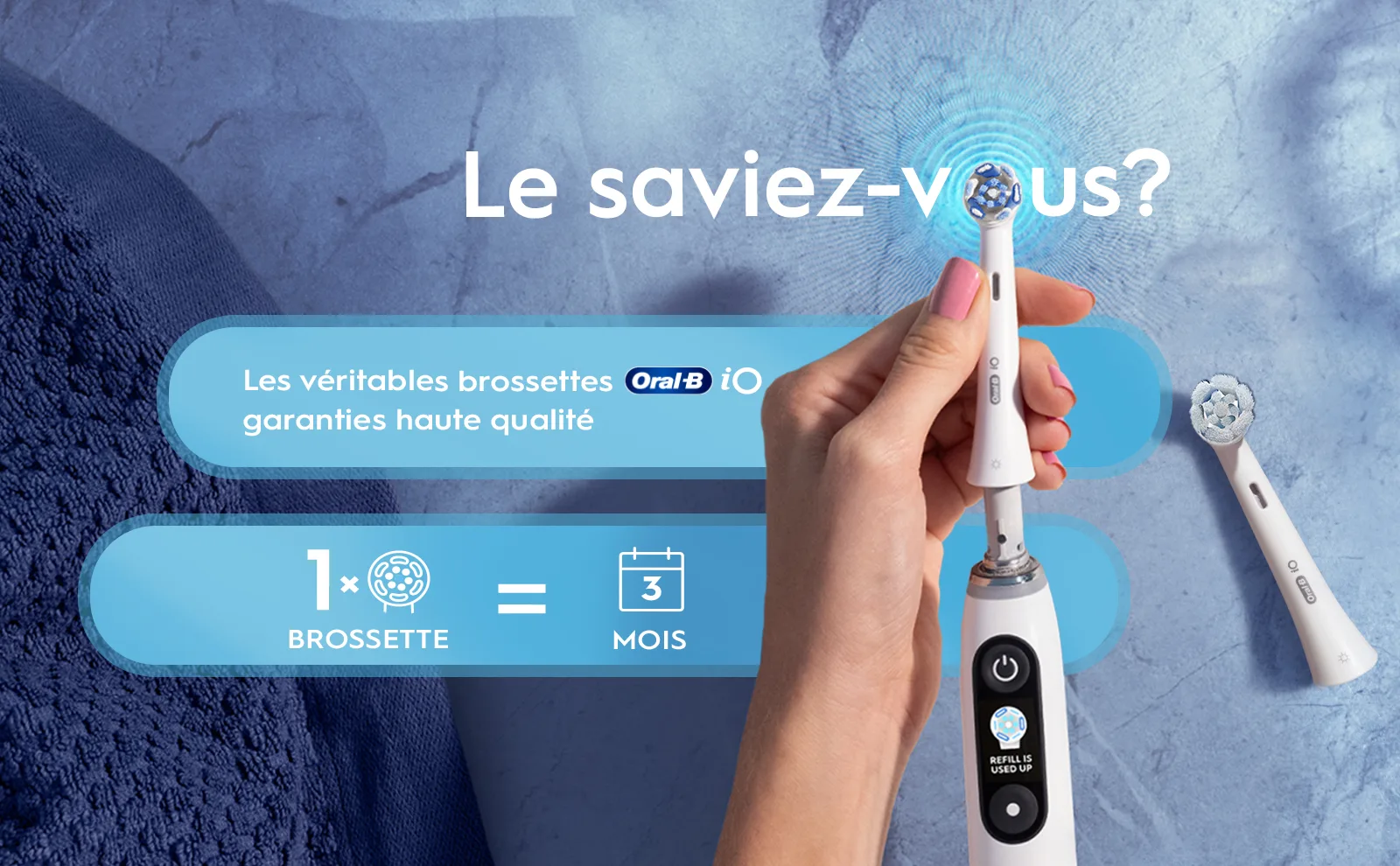 La main tient la brossette Oral-B iO qui dure 3 mois, ce qui revient à moins de 4 € par mois.