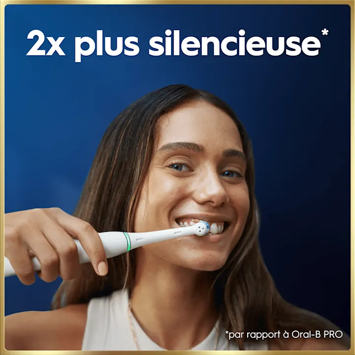 Oral-B: femme se brossant les dents, affichant le bénéfice 2x plus silencieuse.
