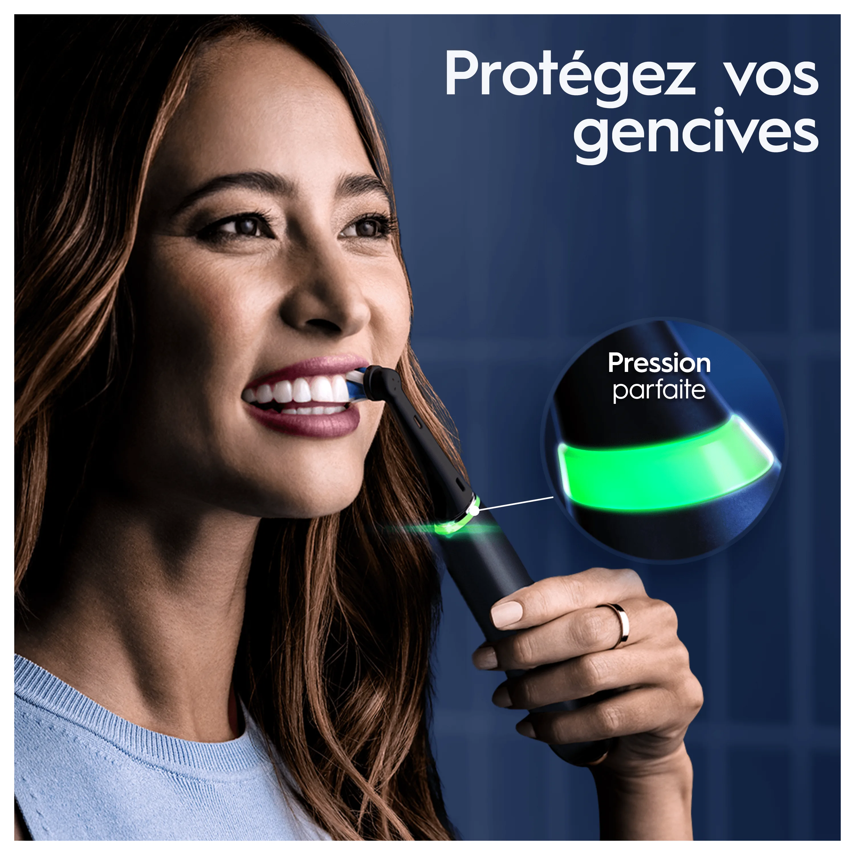 Brosse à dents Oral-B utilisée par une femme, avec un indicateur lumineux vert signalant une pression parfaite pour protéger les gencives.