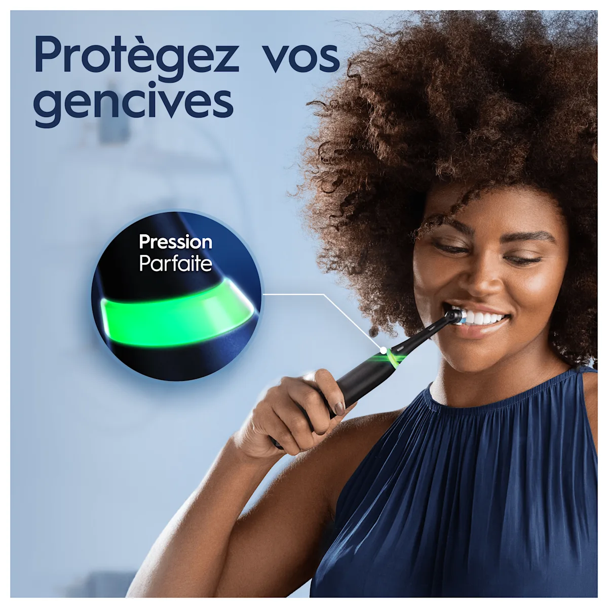 Une femme se brosse les dents avec une brosse à dents Oral-B, soulignant la pression parfaite pour protéger les gencives.