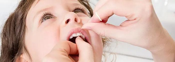 Quand commencer à utiliser du fil dentaire? article banner