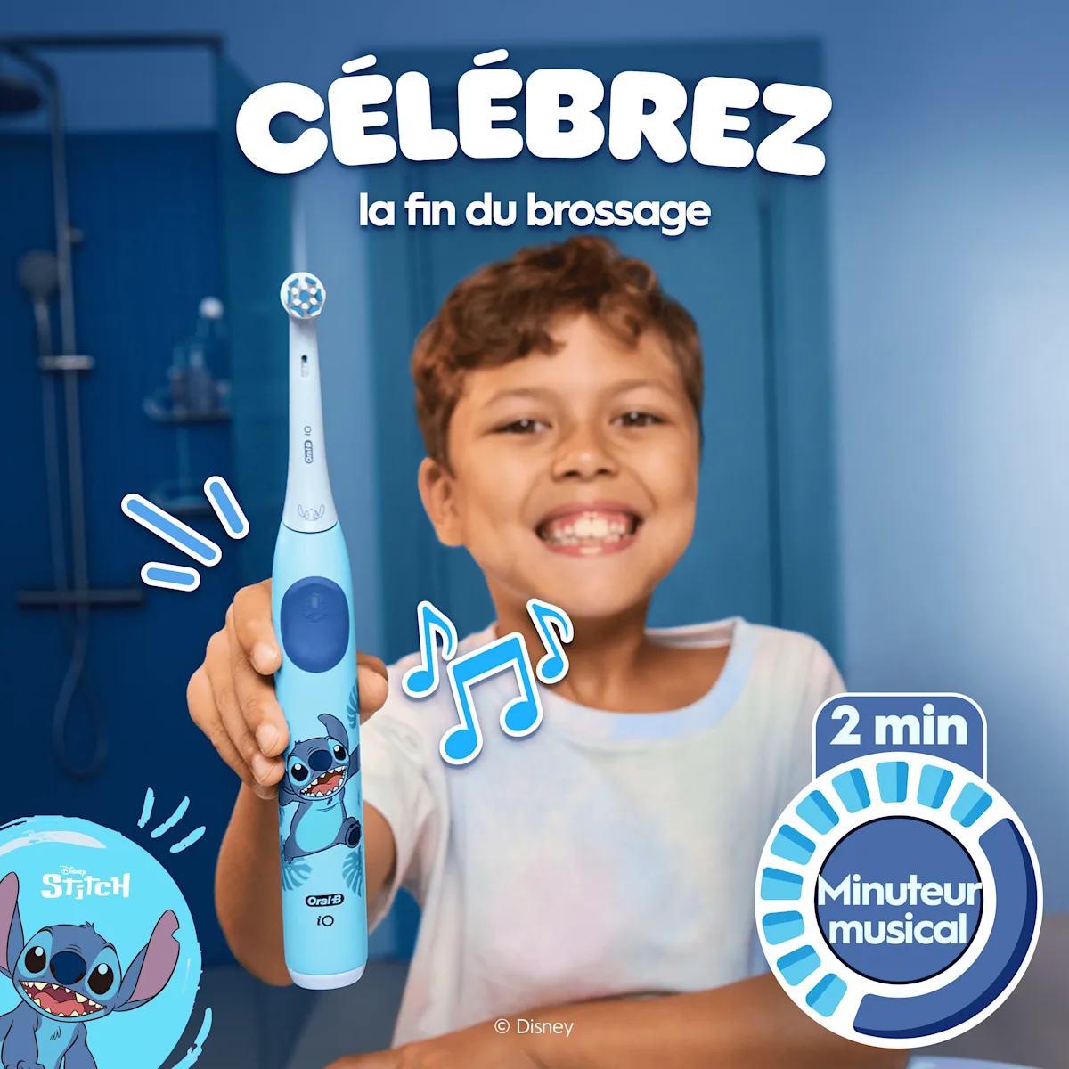 Enfant souriant avec une brosse à dents iO Kids 6+. Notes musicales indiquant le minuteur de 2 min.