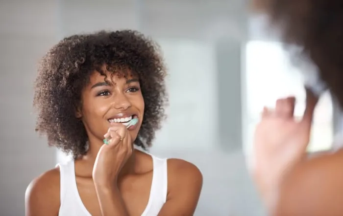 Le brossage des dents par les filles prévient la mauvaise haleine article banner