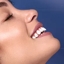 Gros plan sur le visage d’une femme souriante.	 