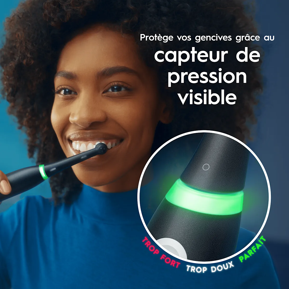 Femme souriant, utilisant une brosse à dents Oral-B iO, soulignant le capteur de pression surles gencives visible qui passe au vert quand le brossage est parfait pour protéger vos gencives.