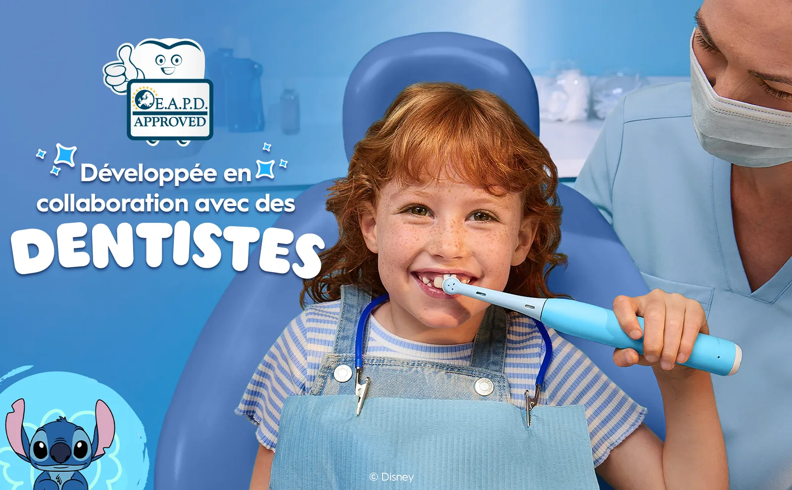 Un dentiste et un enfant tenant une brosse à dents iO Kids 6 +, conçue avec des dentistes.