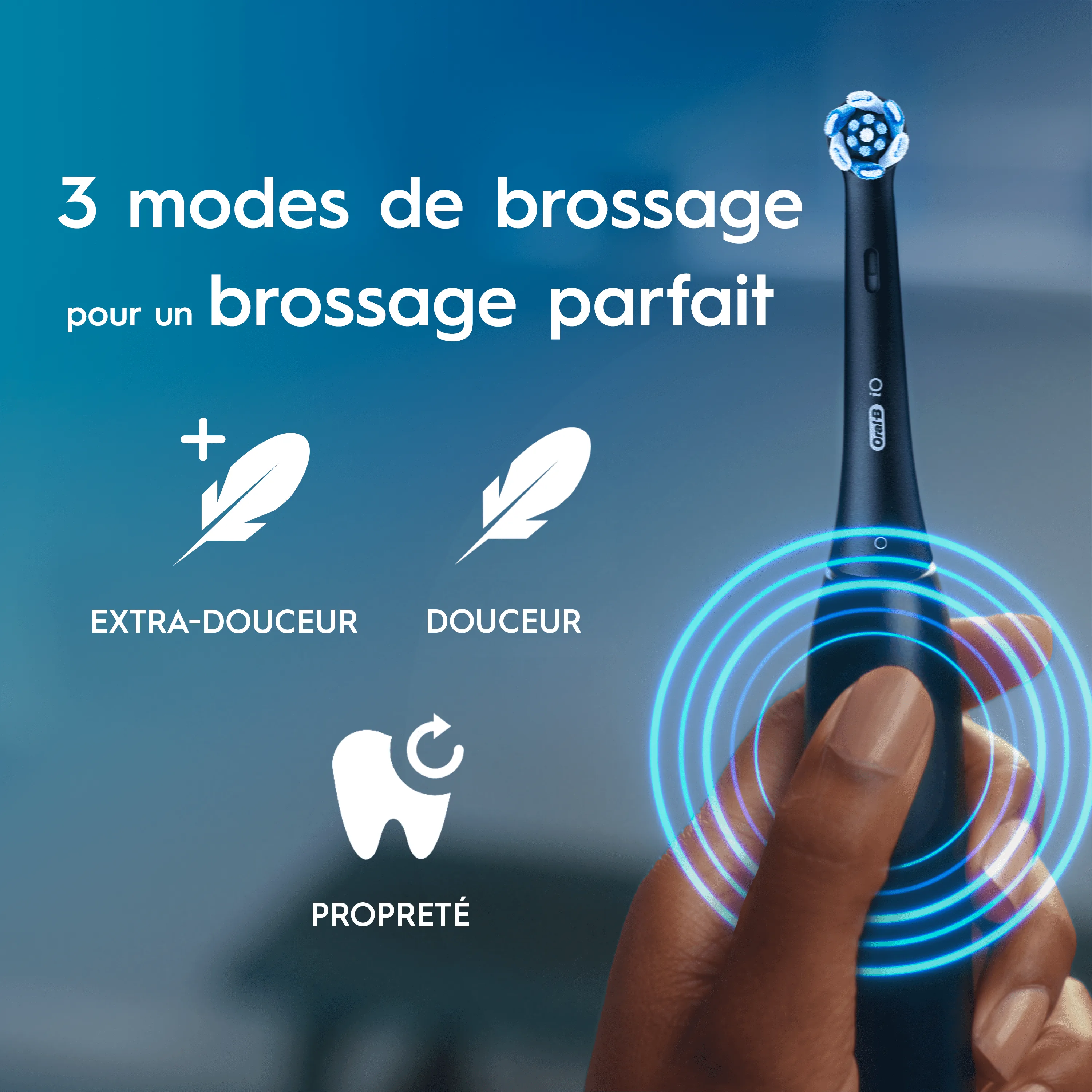 Gros plan sur une brosse à dents Oral-B iO avec les caractéristiques du produit, dont 3 modes de brossage pour un nettoyage parfait : Exatr-douceur, Douceur et Propreté.