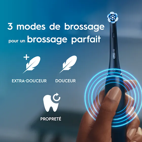 Gros plan sur une brosse à dents Oral-B iO avec les caractéristiques du produit, dont 3 modes de brossage pour un nettoyage parfait : Exatr-douceur, Douceur et Propreté.