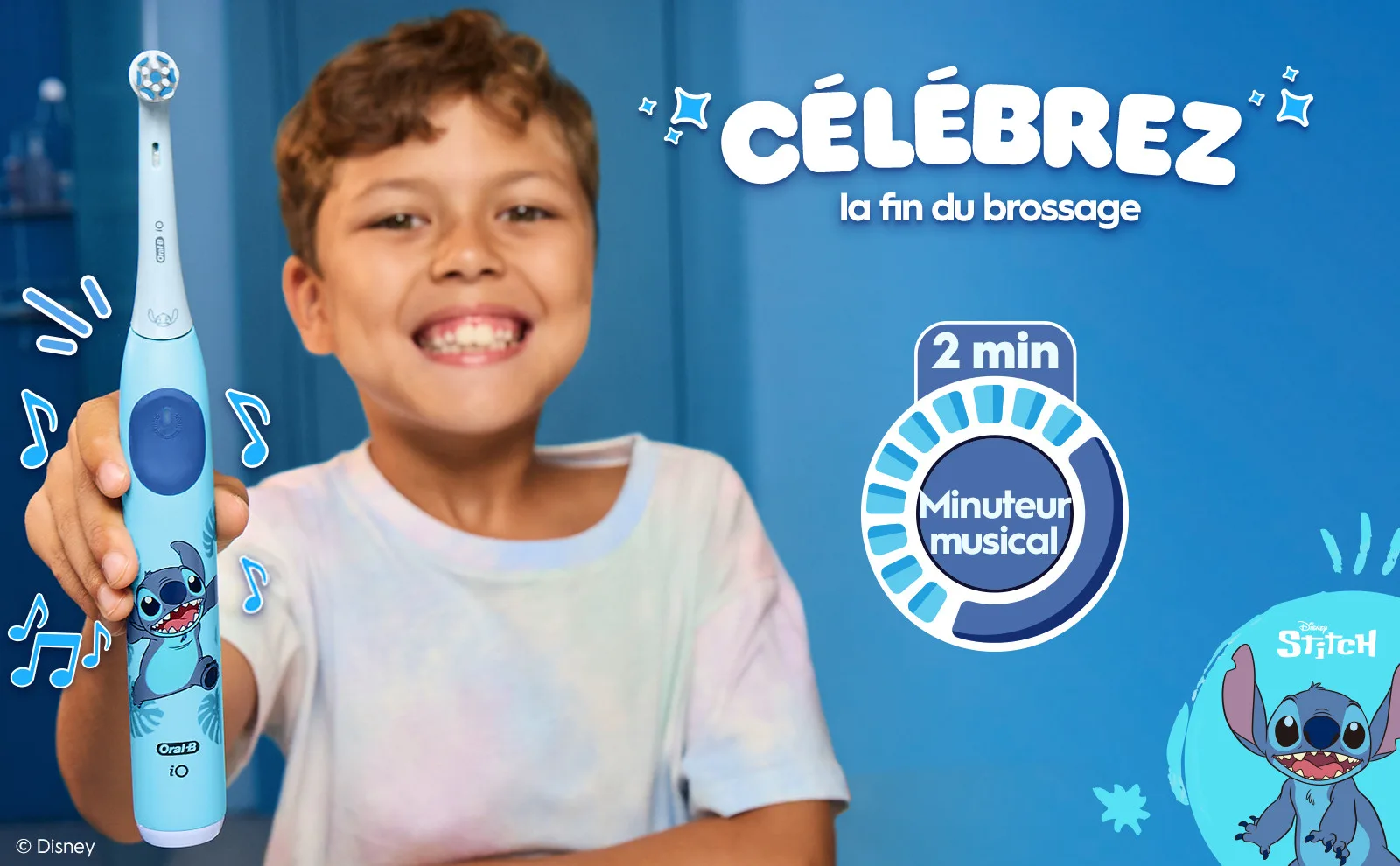 Enfant souriant avec une brosse à dents iO Kids 6+. Notes musicales indiquent le minuteur de 2 min.