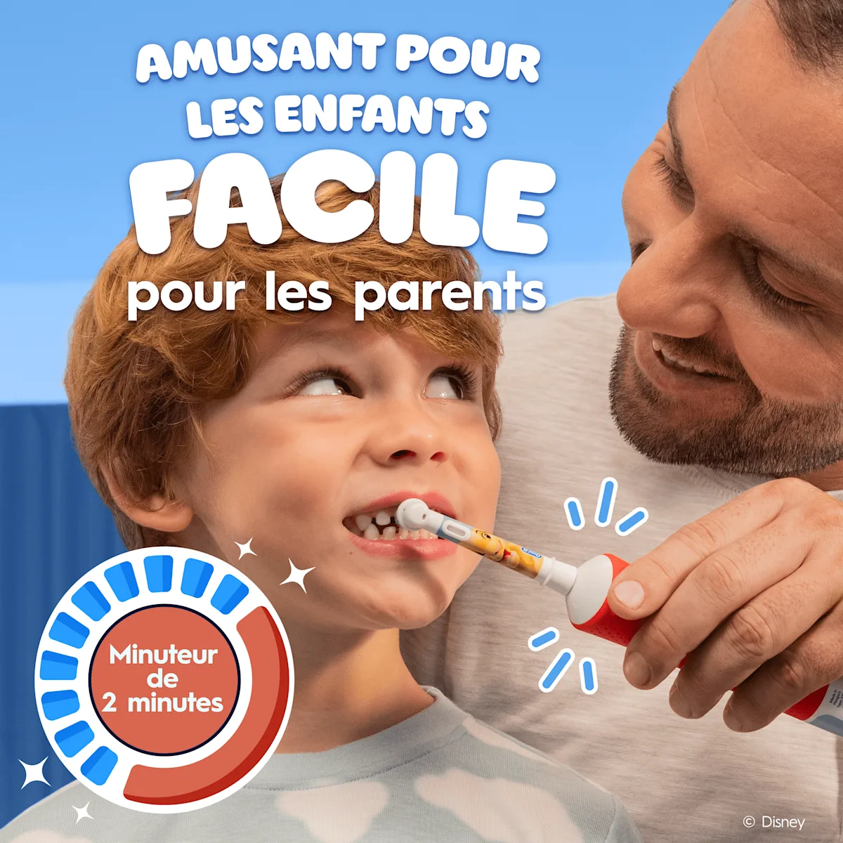 Le papa brosse les dents de l'enfant sans résistance avec un minuteur de 2 minutes.