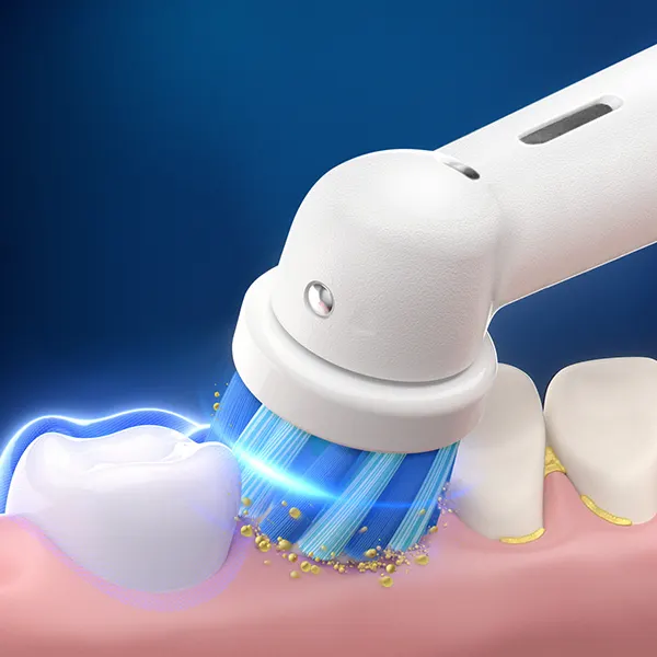 Zoom sur brossette nettoyant les dents plus en profondeur qu’une brosse à dents manuelle classique.