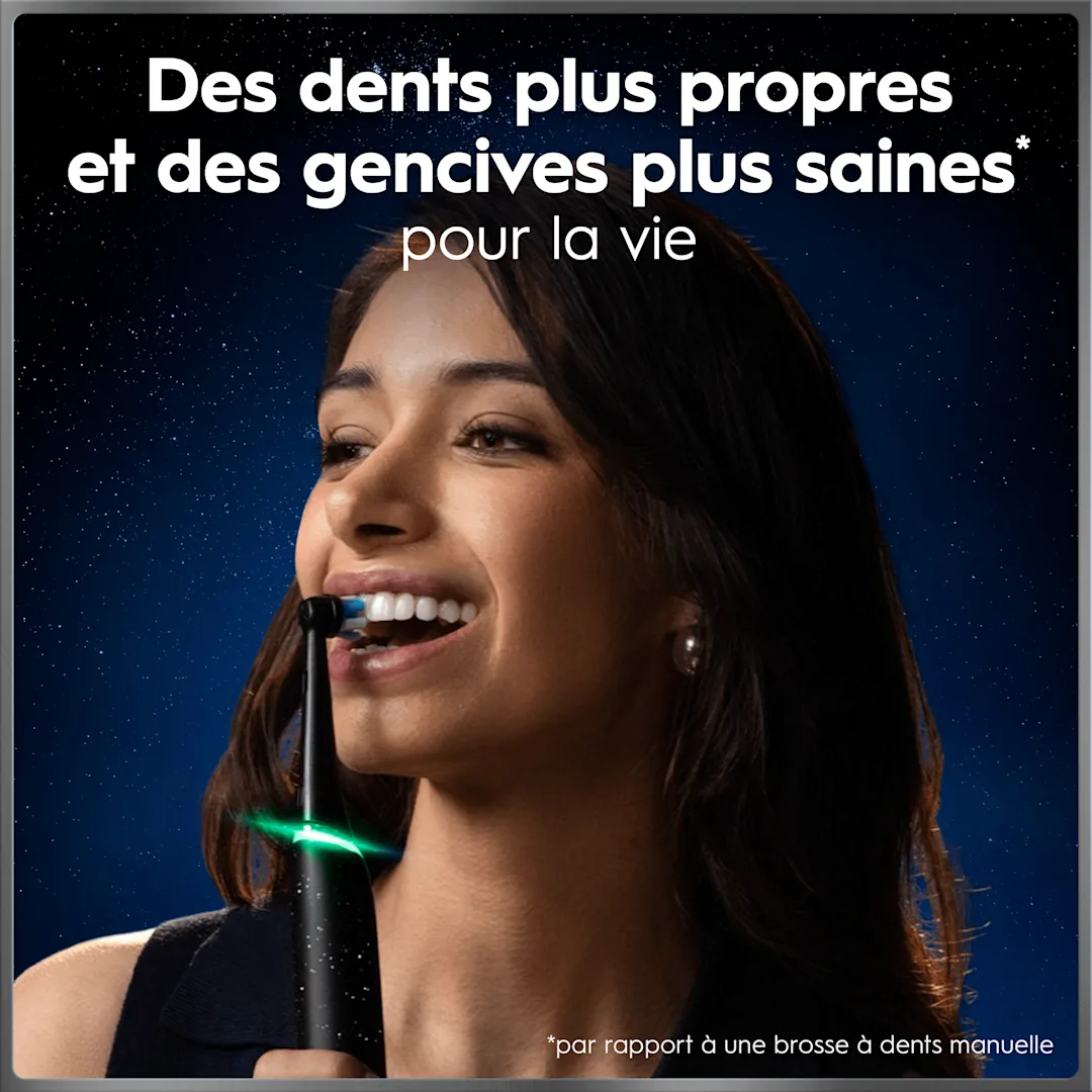 Personne souriante utilisant une brosse à dents électrique. Texte : "Des dents plus propres et des gencives plus saines pour la vie"