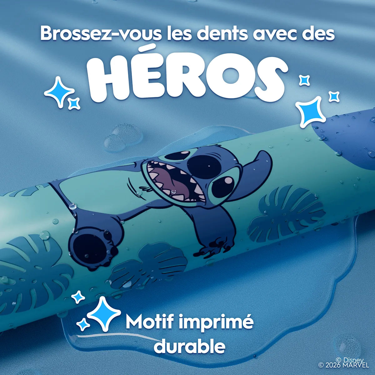 Gros plan sur le manche avec motif imprimé sur une flaque d’eau pour montrer la durabilité.