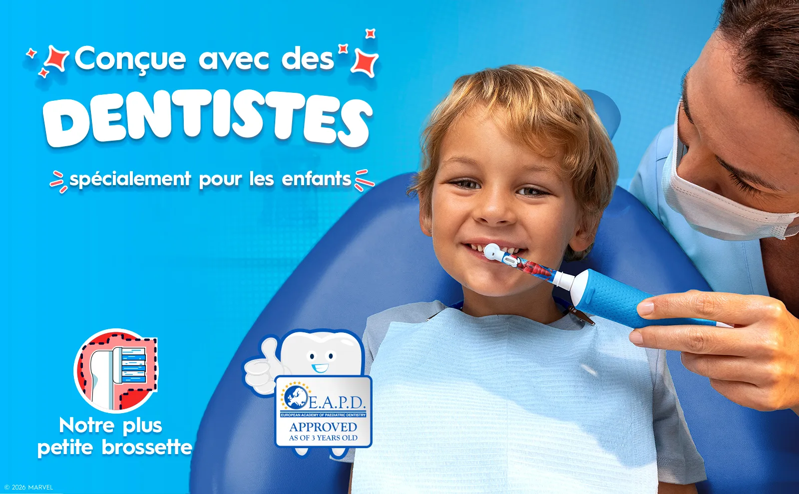 Un dentiste brosse les dents d’un enfant avec Oral-B Pro Kids 3+. 
