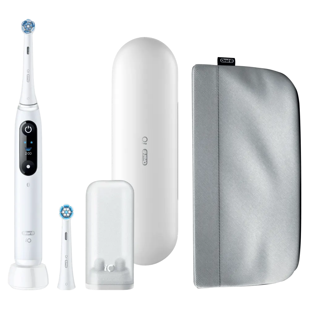 Brosse à dents électrique Oral-B iO blanche avec station de charge, brossette, étui rigide et pochette de voyage.