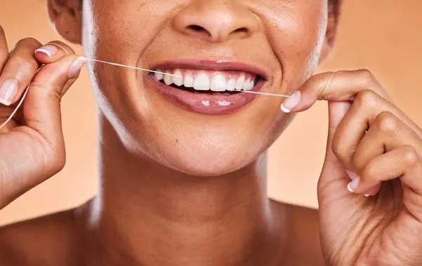 Utilisation du fil dentaire pour nettoyer les dents