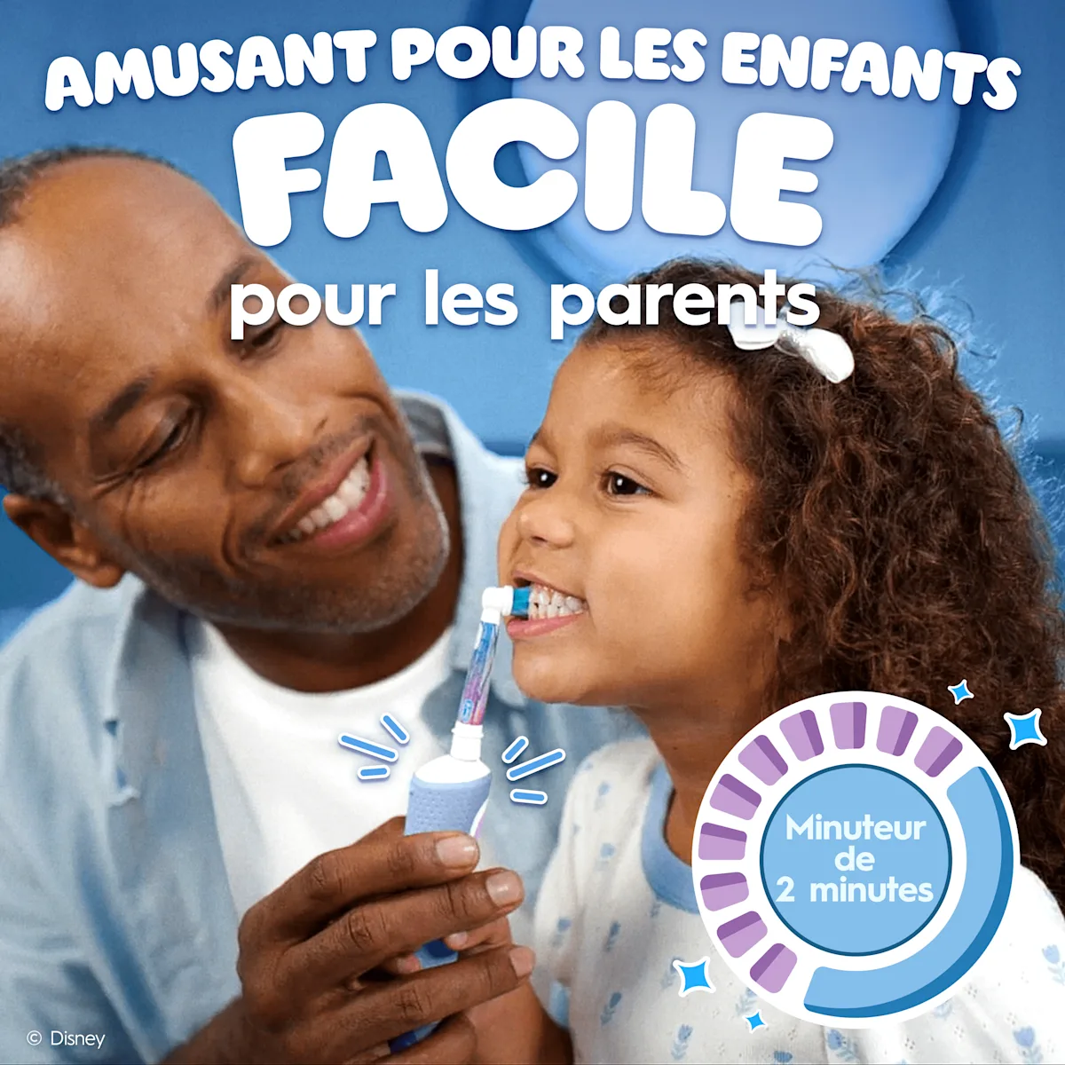 Une jeune patiente se brosse les dents avec une brosse à dents pour enfants Oral-B, gros plan sur le minuteur de 2 minutes.
