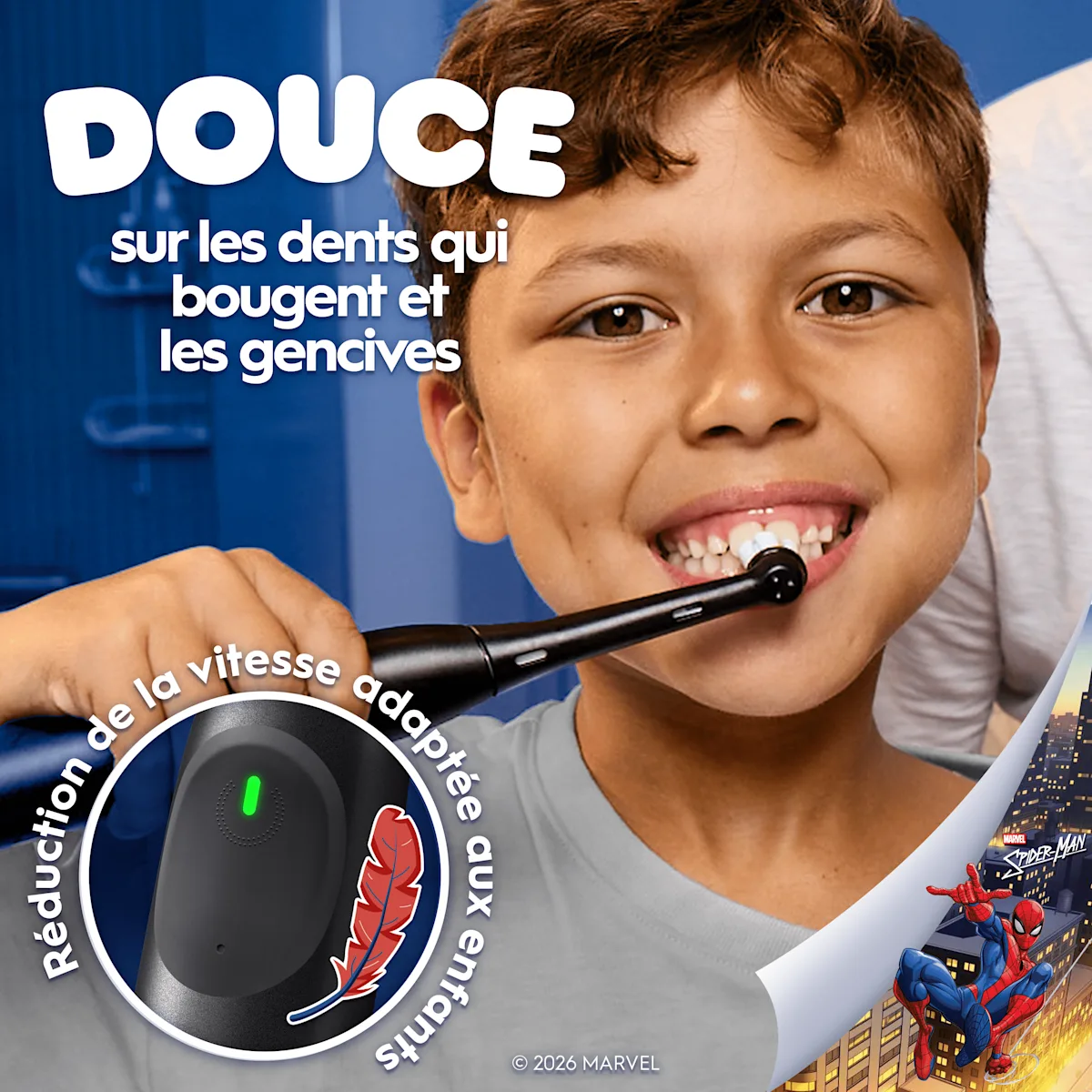 Un enfant souriant utilise Oral-B iO Kids 6+, douce sur les dents qui bougent et sur les gencives.