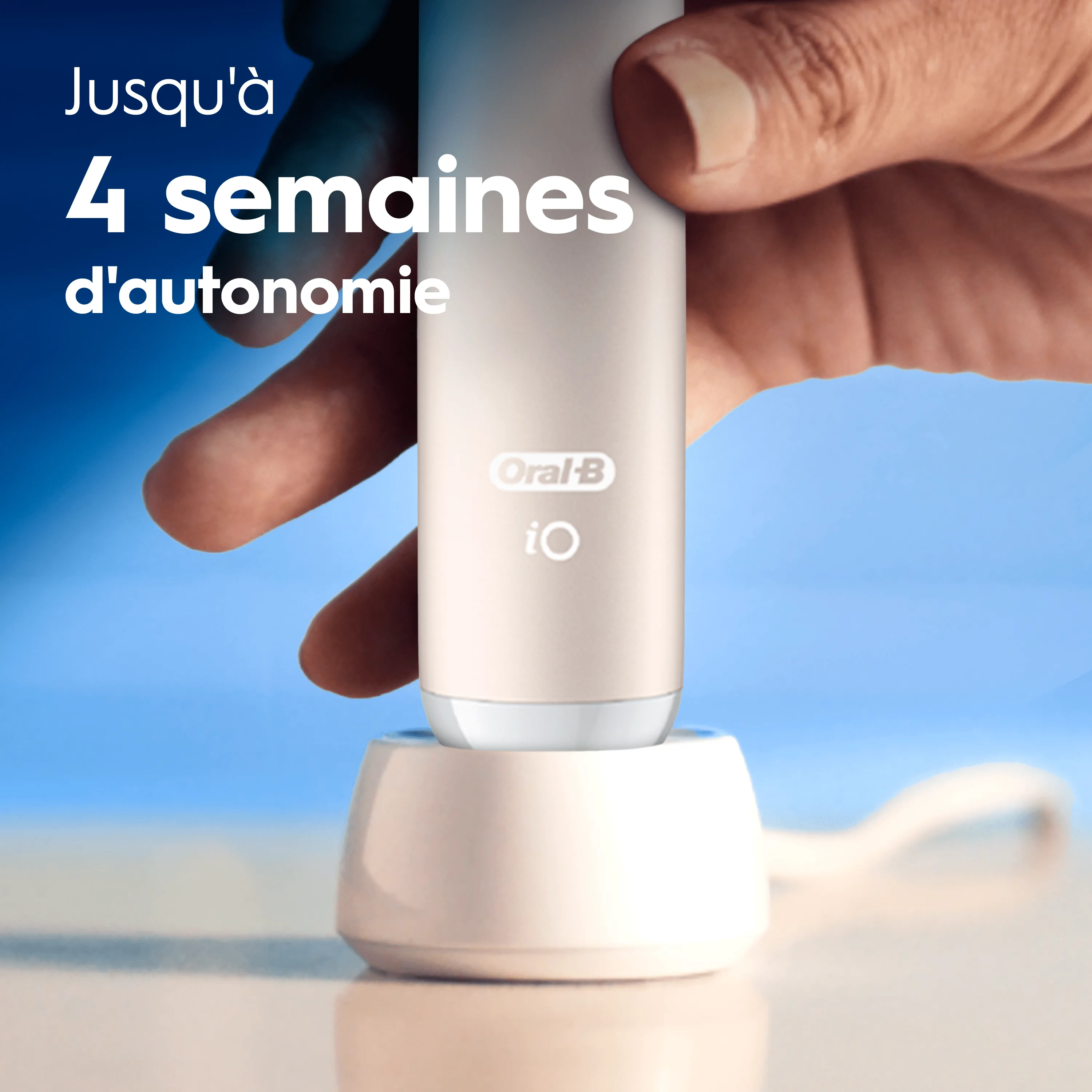 Brosse à dents électrique Oral-B iO sur sa base de chargement avec texte "Jusqu'à 4 semaines d'autonomie"