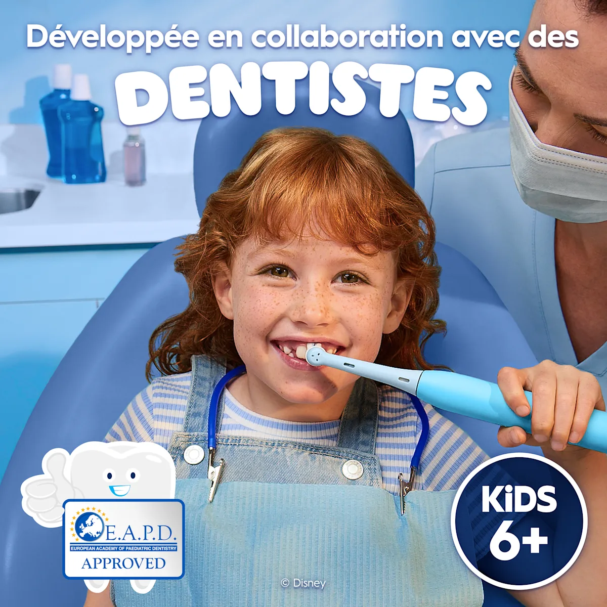 Un dentiste et un enfant tenant une brosse à dents iO Kids 6+, conçue avec des dentistes.