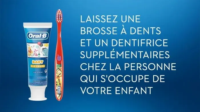 Laissez une brosse à dents et un dentifrice supplémentaires chez la personne qui s'occupe de votre enfant.