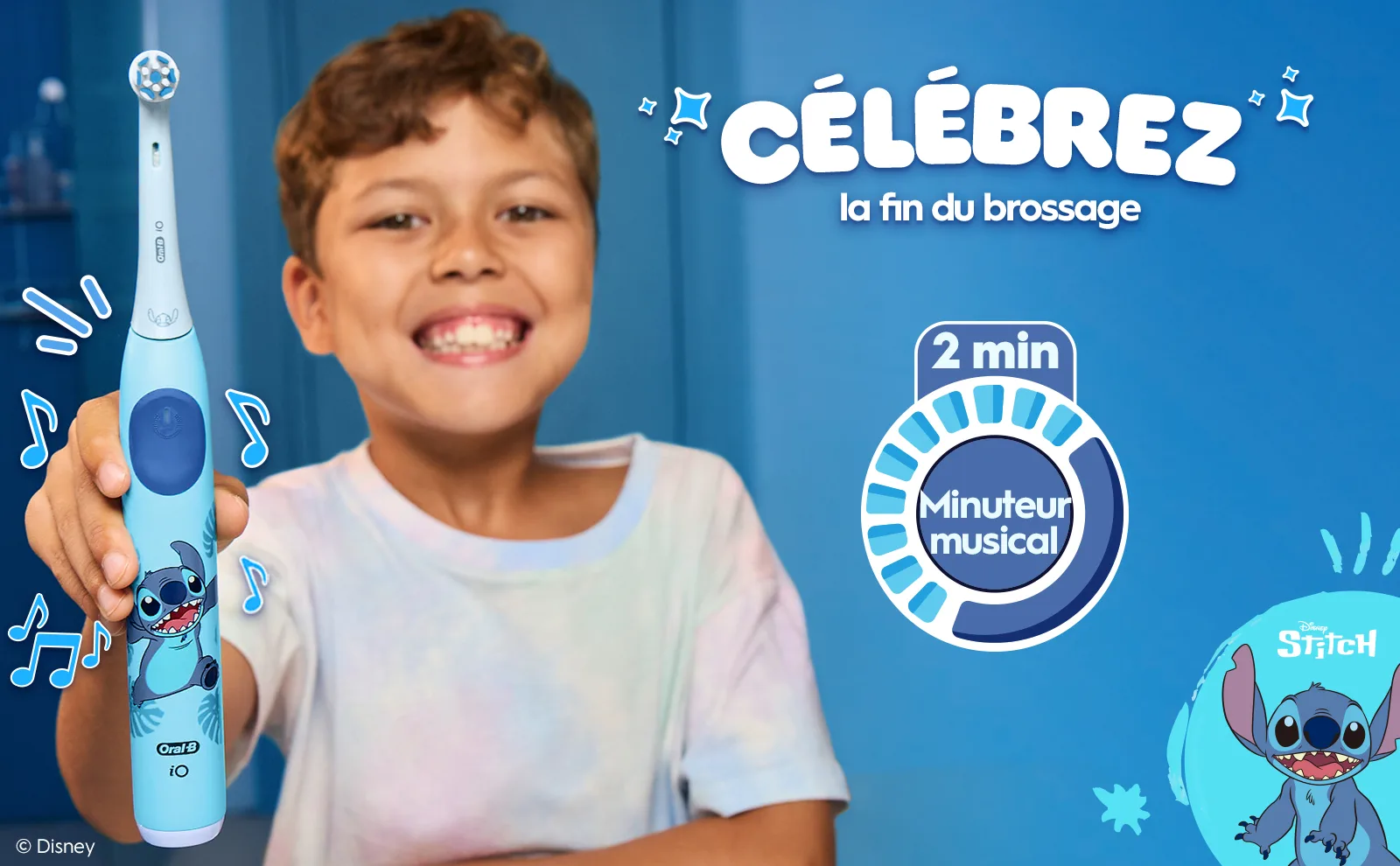 Enfant souriant avec une brosse à dents iO Kids 6+. Notes musicales indiquent le minuteur de 2 min.