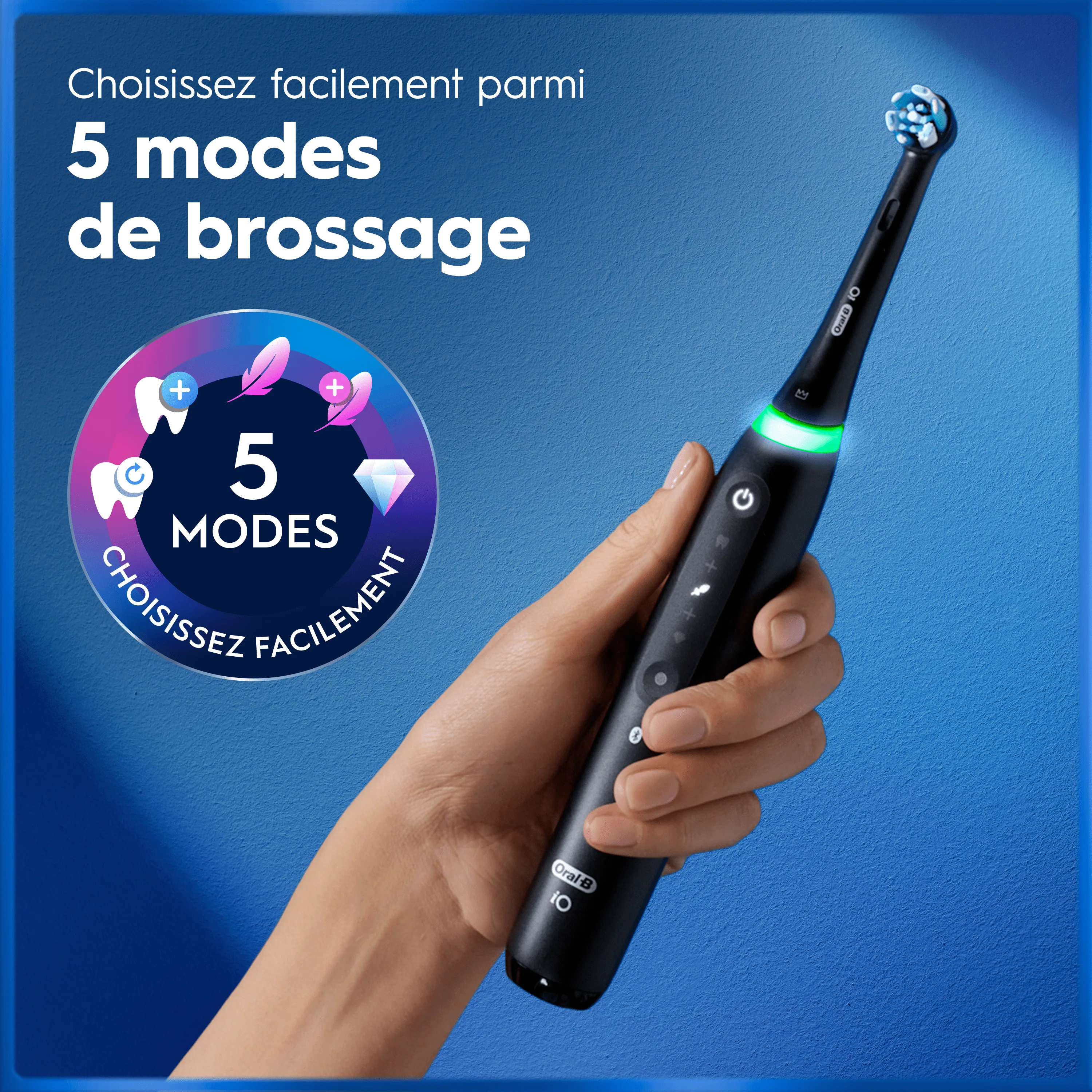 Main tient une brosse à dents électrique rose avec lumière. Texte: "Choisissez facilement parmi 5 modes de brossage" sur fond bleu.