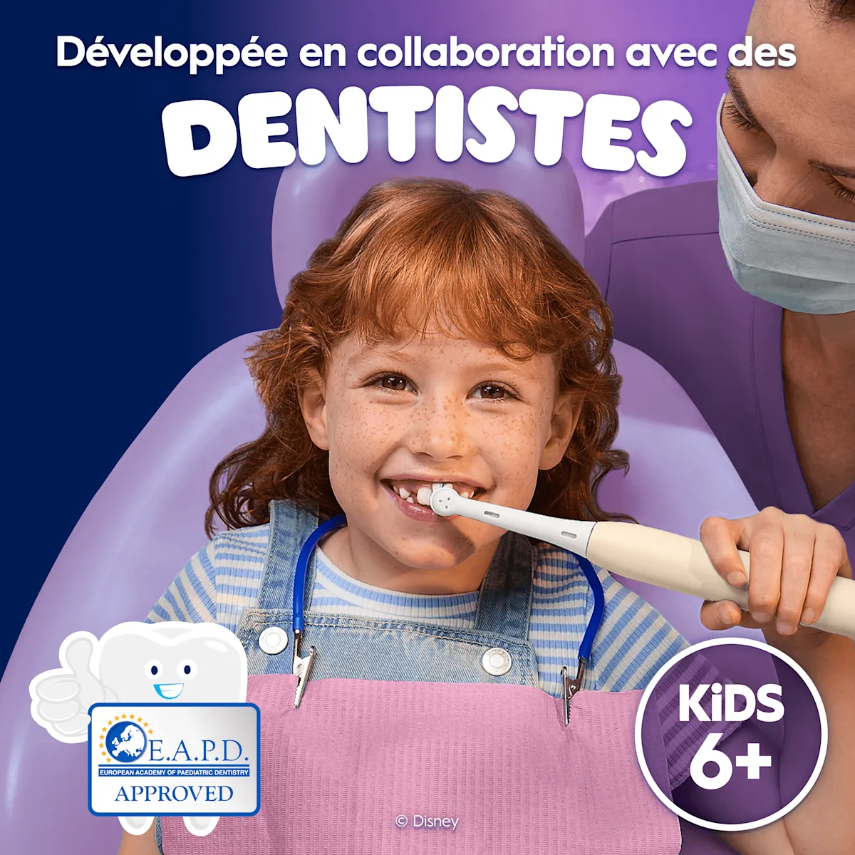 Enfant souriante chez le dentiste avec brosse à dents électrique, texte « Développée avec des DENTISTES »