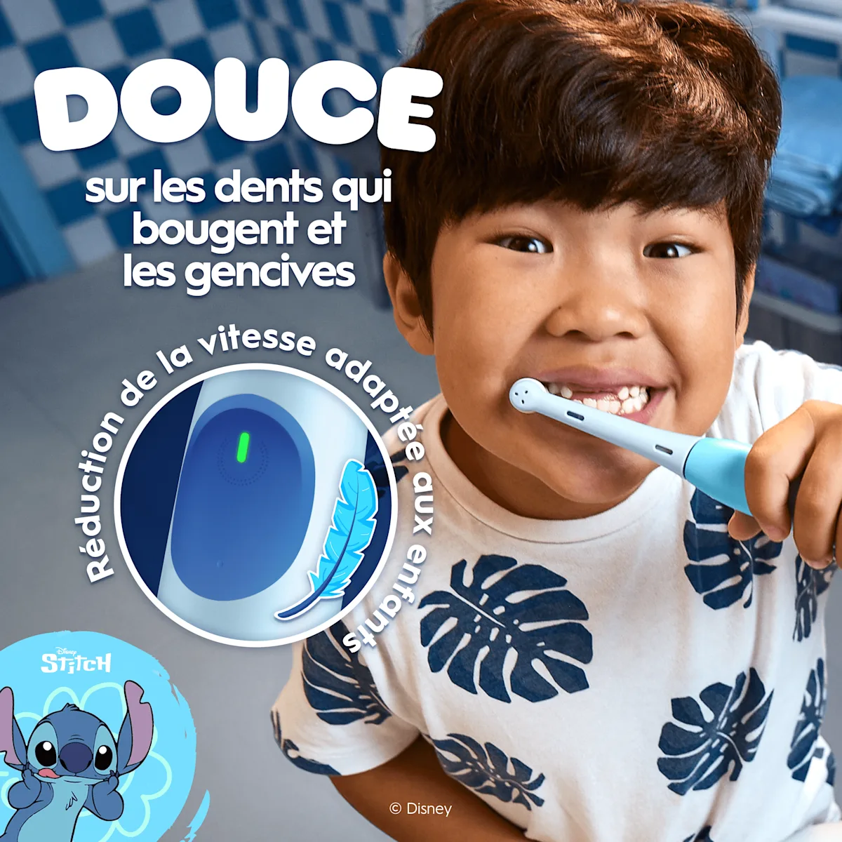 Un enfant souriant utilise Oral-B iO Kids 6+, douce sur les dents qui bougent et sur les gencives.