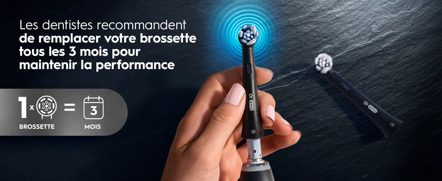 Main tenant une brosse à dents électrique avec conseil de remplacer la brossette tous les 3 mois 