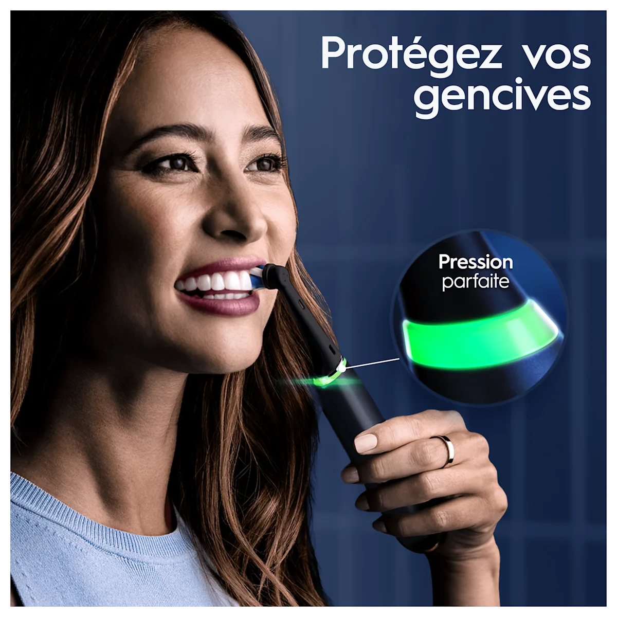 Brosse à dents Oral-B utilisée par une femme, avec un indicateur lumineux vert signalant une pression parfaite pour protéger les gencives.