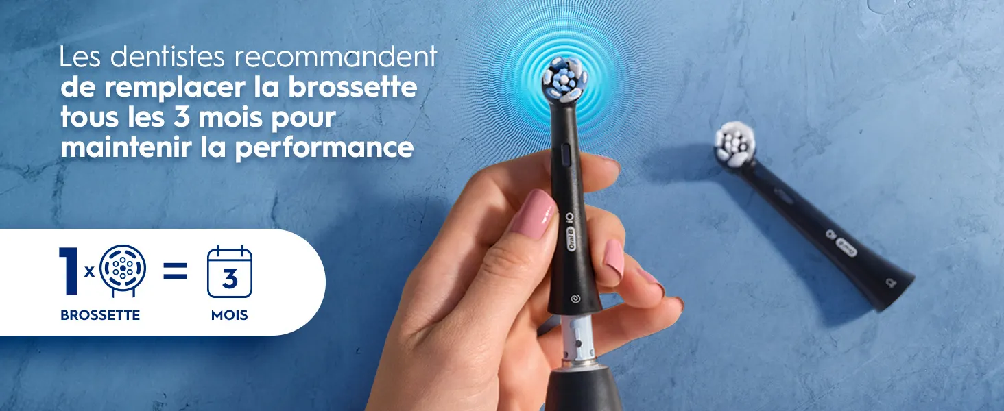 Main tient une brosse à dents électrique. Recommandation de remplacer la brossette tous les 3 mois. 