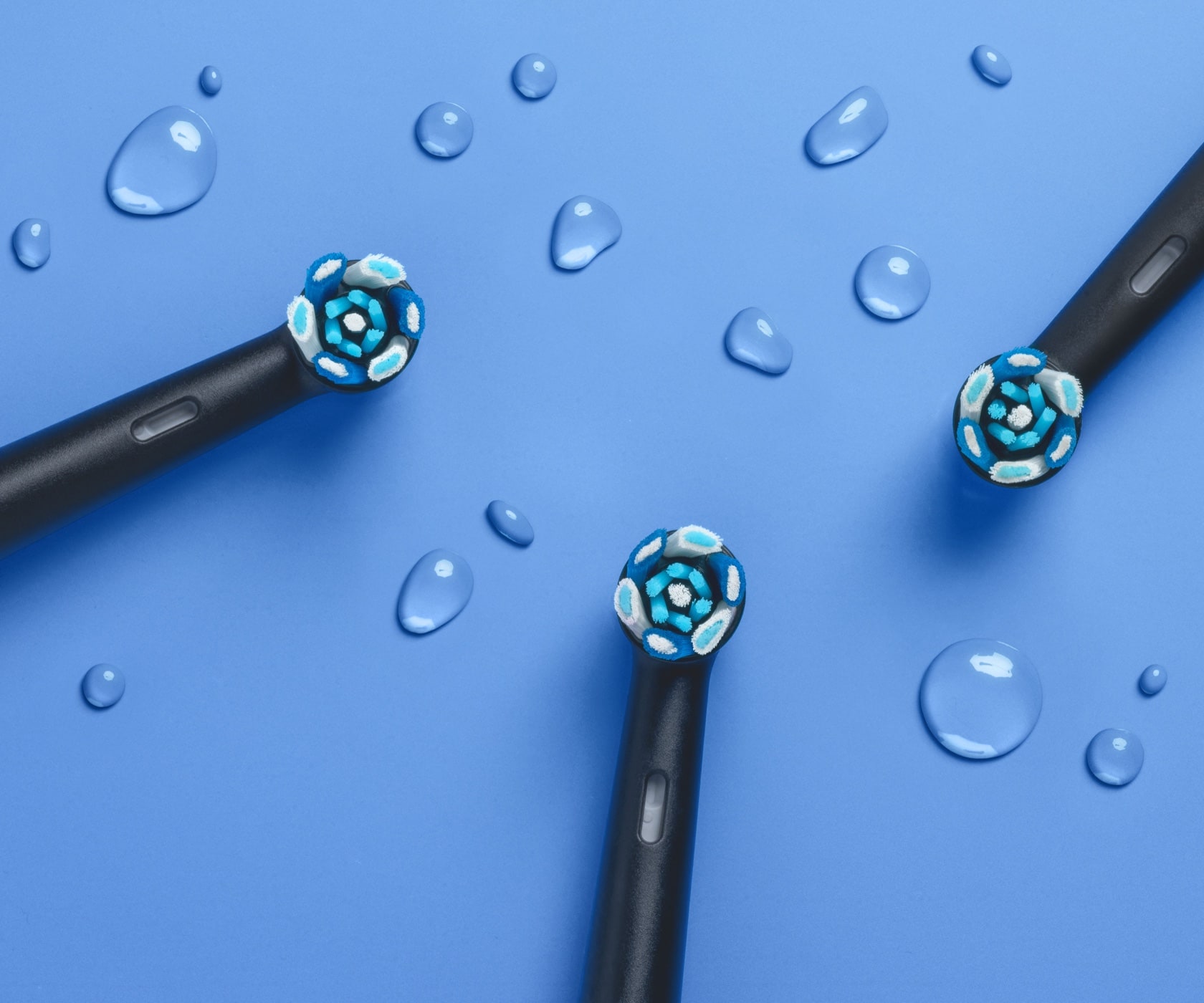 Un ensemble de brossettes de rechange Oral-B iO Ultimate Clean noires sur une surface bleue undefined