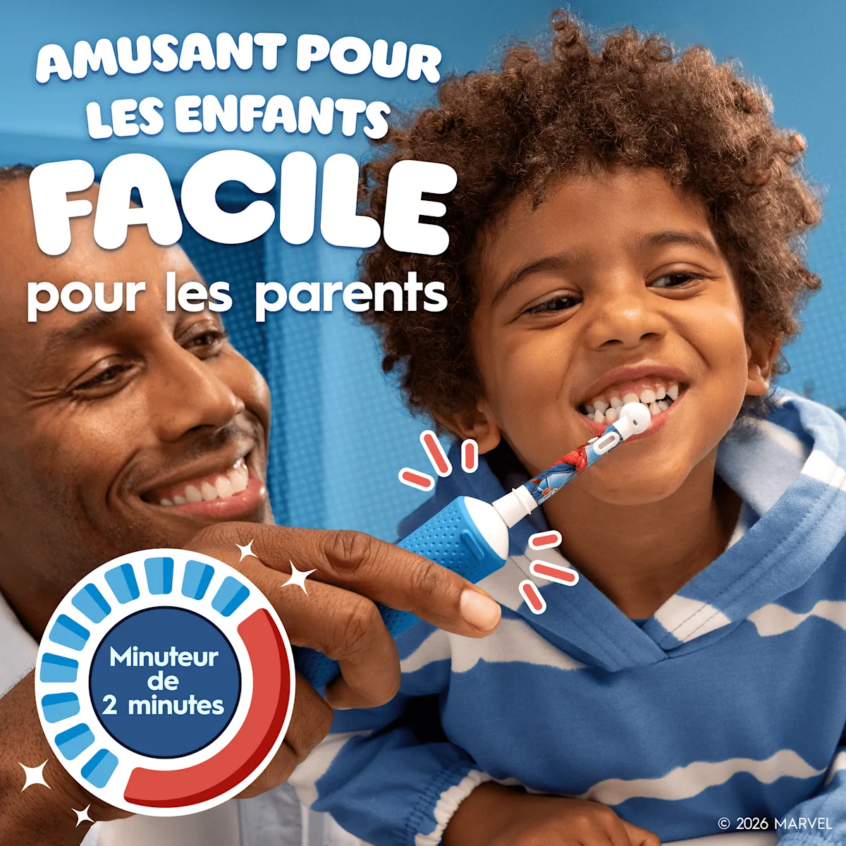 Le papa brosse les dents de l'enfant sans résistance avec un minuteur de 2 minutes.